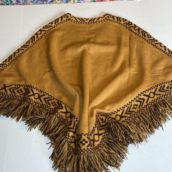 Double Zero Aztec design Poncho - Picture 2 of 6